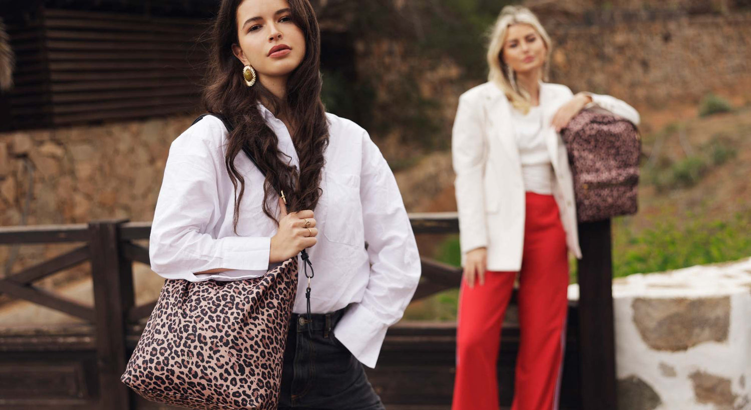 twee vrouwen met een mosz tas met panterprint