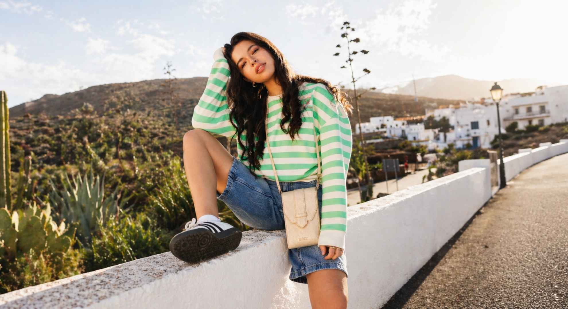 dame op zonnige bestemming met telefoontasje