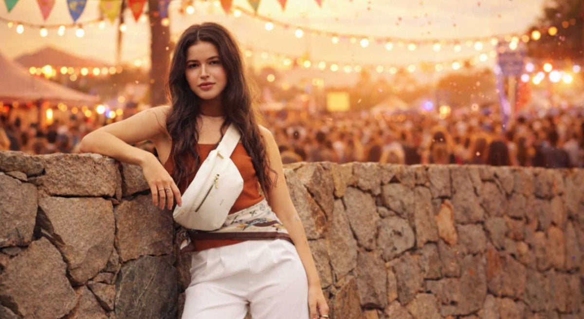 witte bumbag op model op een festival