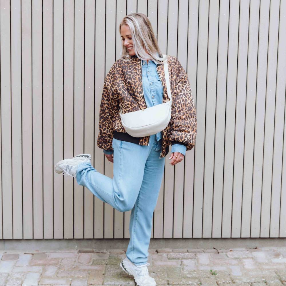 paarse leren Bumbag wit op model