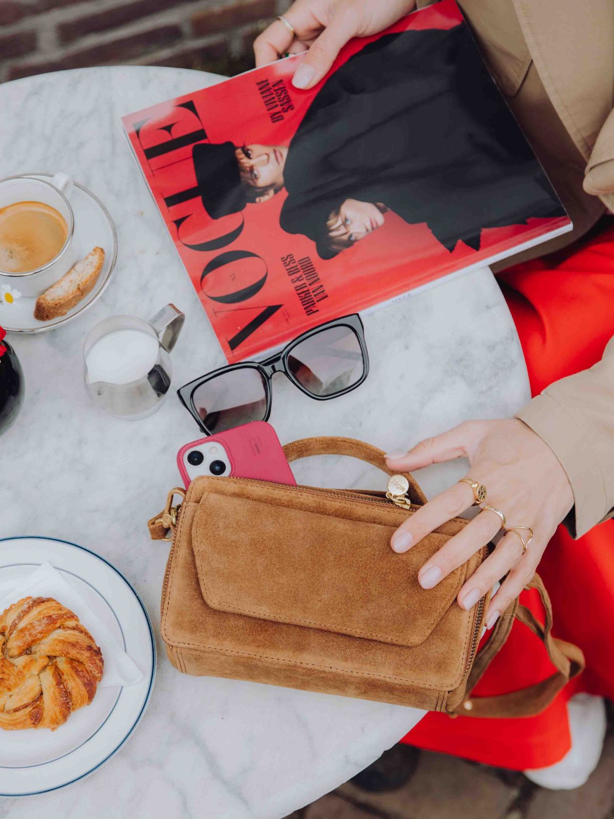 tas in suede met magazine op terras in suede cognac