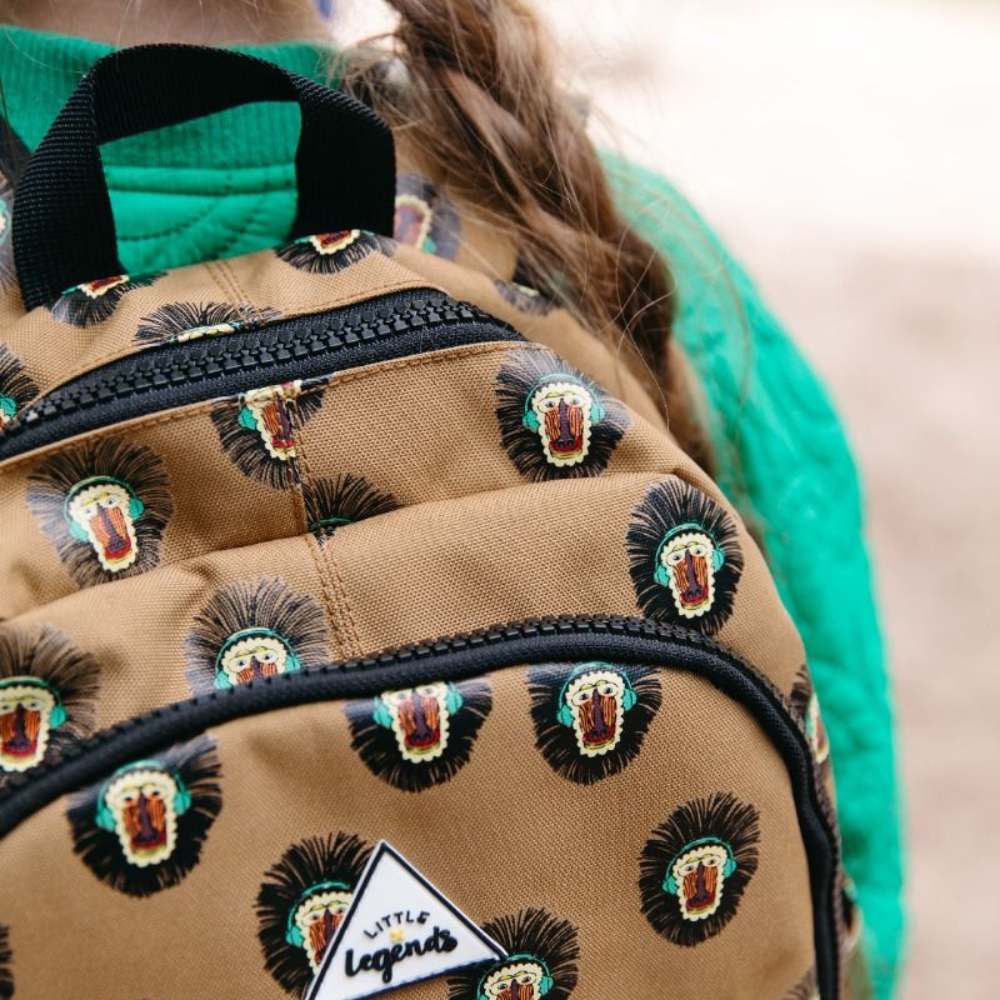 Camelkleurige kinderrugzak met baboon print, knaloranje snoet, koptelefoon en grove zwarte ritsen detail