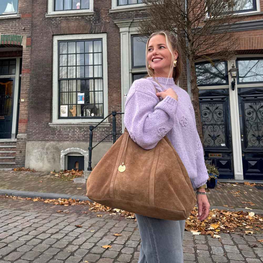 Suede shopper dames taupe op model