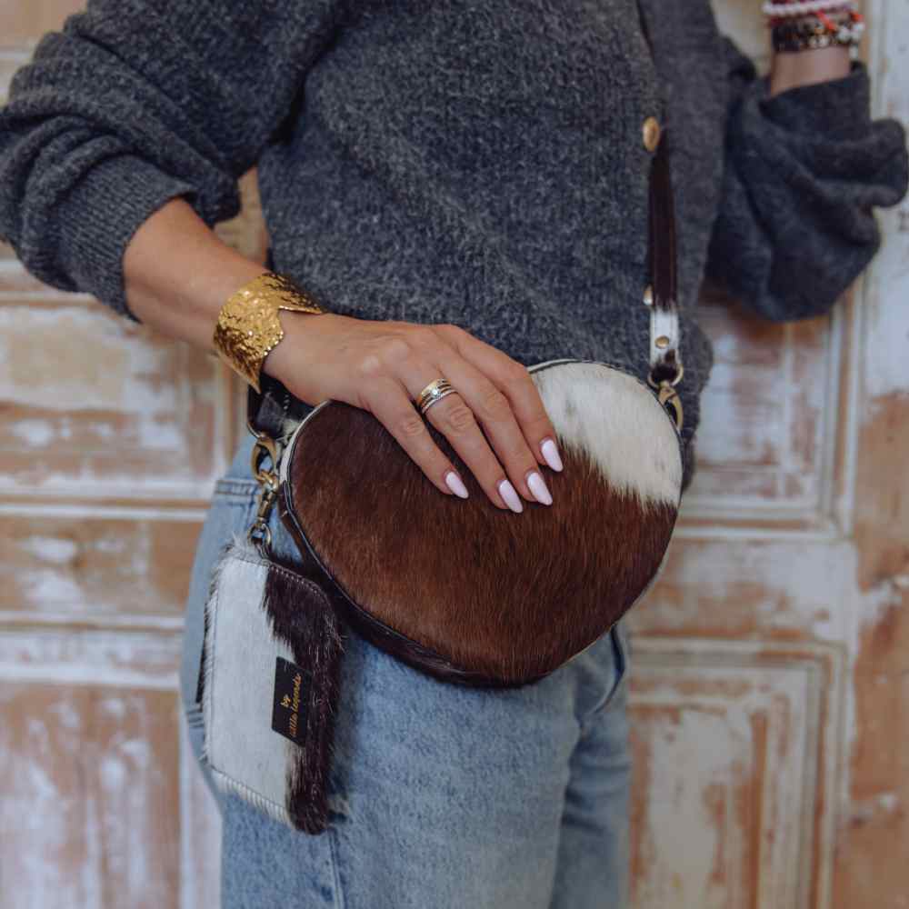 leren hartvormige tas met koeienprint op model