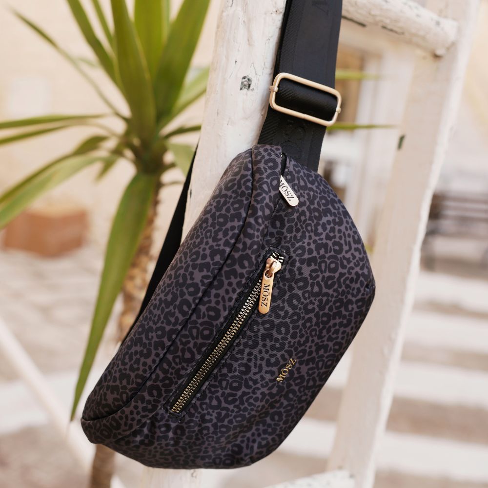 Crossbody Heuptas dames zwarte panterprint sfeerbeeld