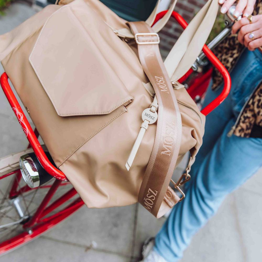 weekendtas beige voorzijde sfeer