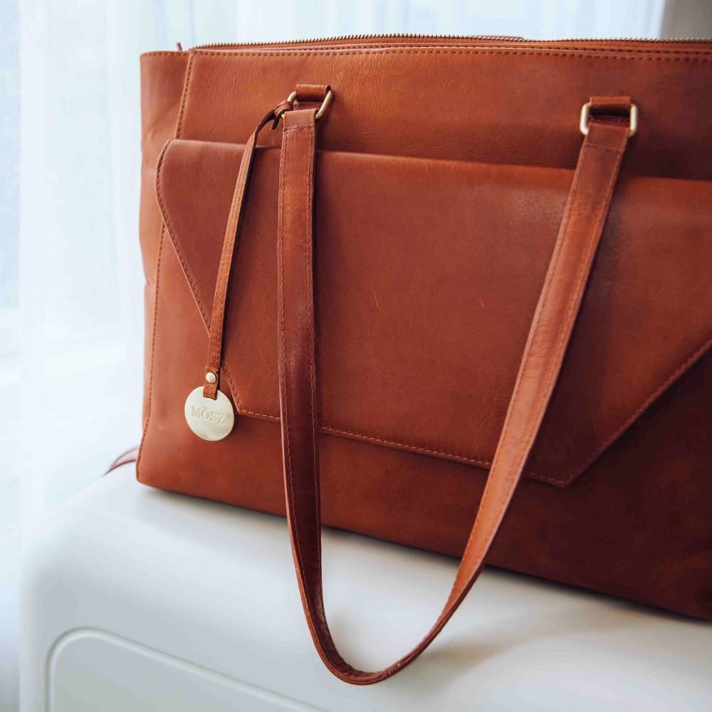 dames laptoptas leer 15,6 inch cognac   op koffer