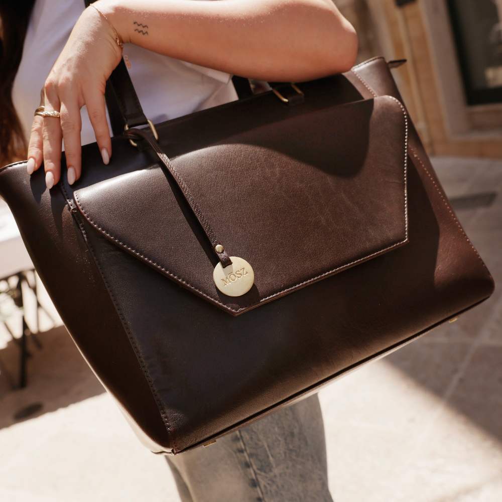 Leren laptoptas dames 15.6 inch donkerbruin over schouder gedragen