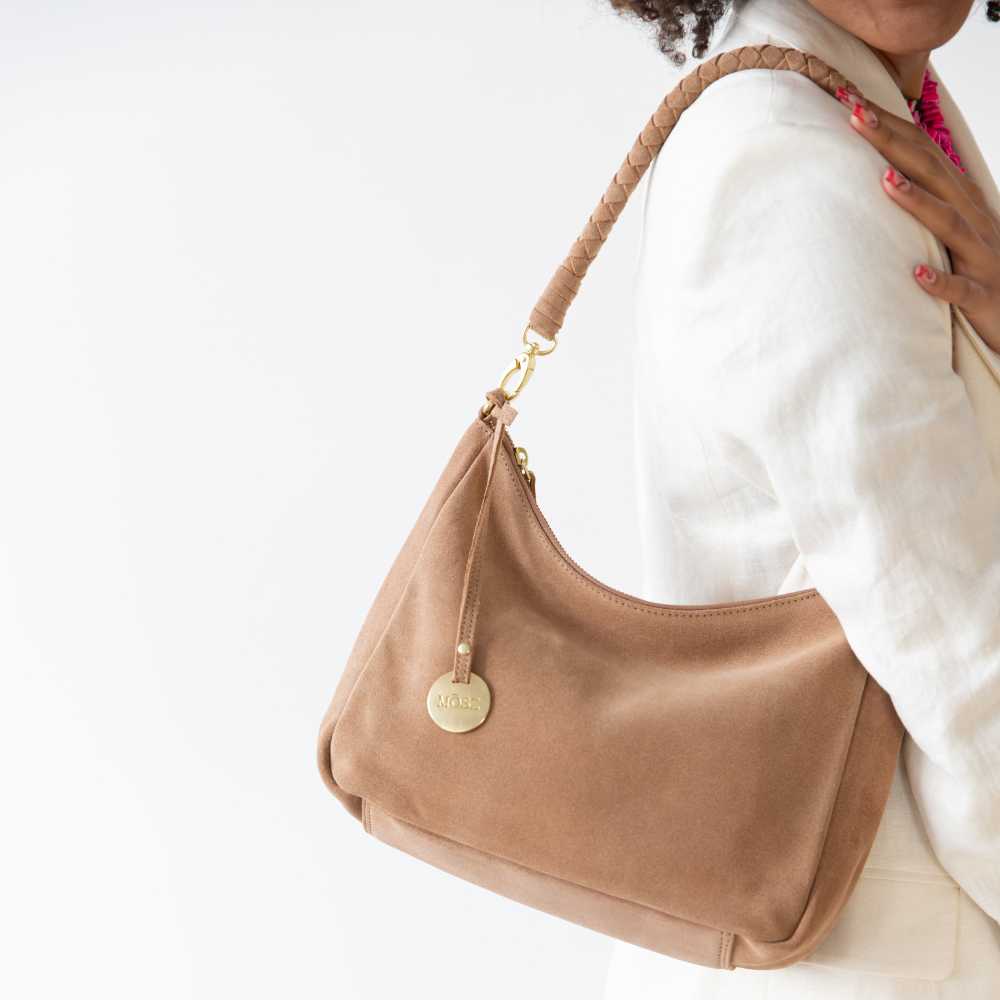 Leren schoudertas dames zand suede op model