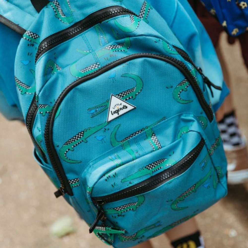 Kinderrugzak met groene krokodillen op blauwe achtergrond en checkerboard print, inclusief grappige krokodillendetails en duurzaam materiaal voorzijde