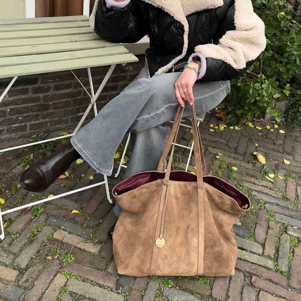 Suede shopper dames taupe op terras
