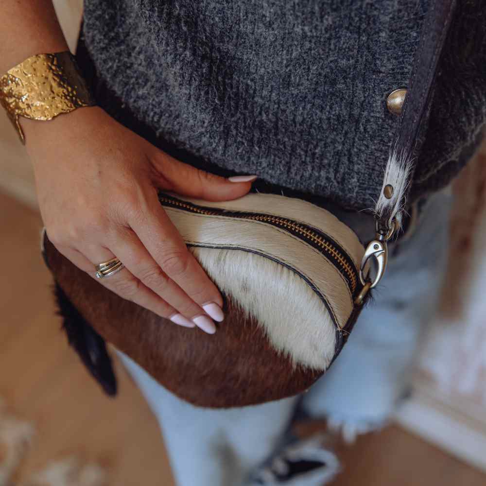 leren hartvormige tas met koeienprint bovenzicht