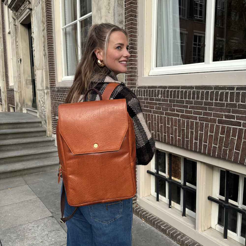 leren laptop rugzak 15 inch cognac op de rug