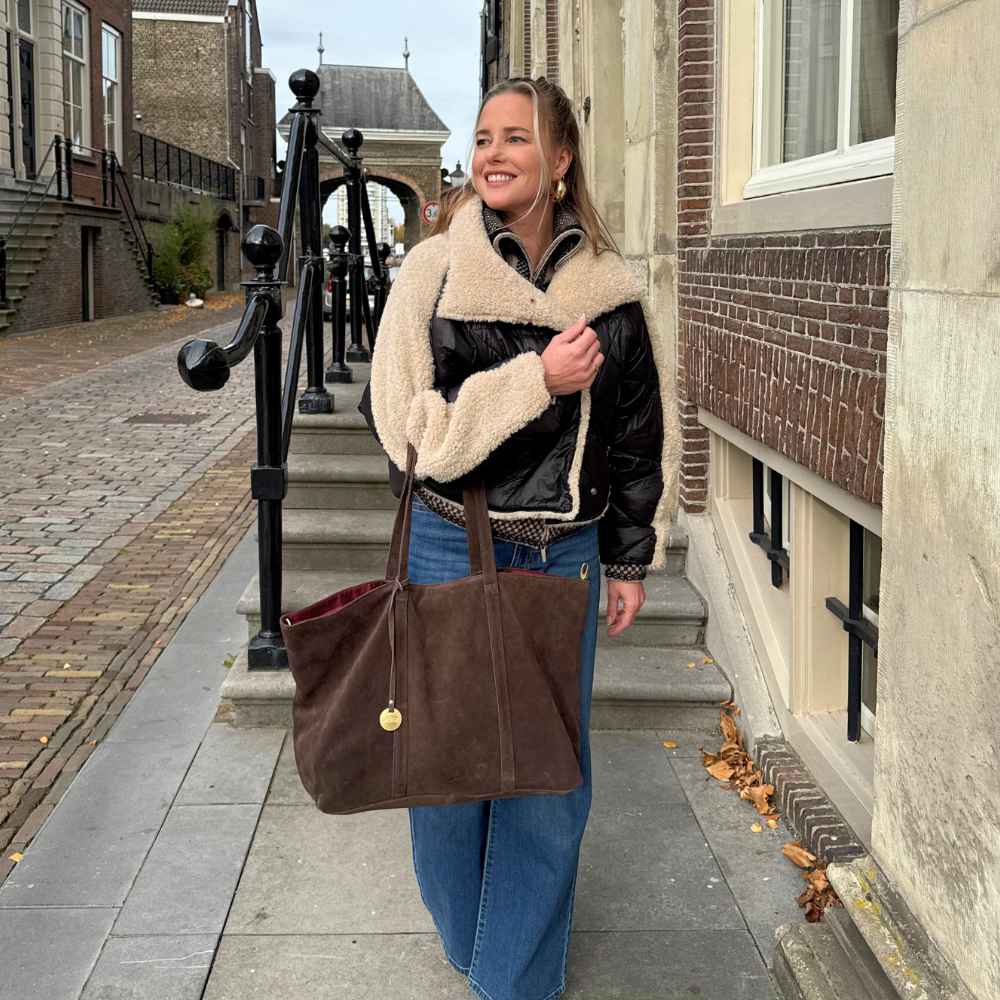 Suede shopper dames donker bruin op model