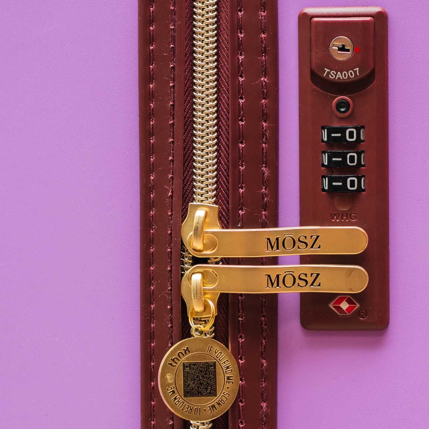 kofferlabel op lila koffer