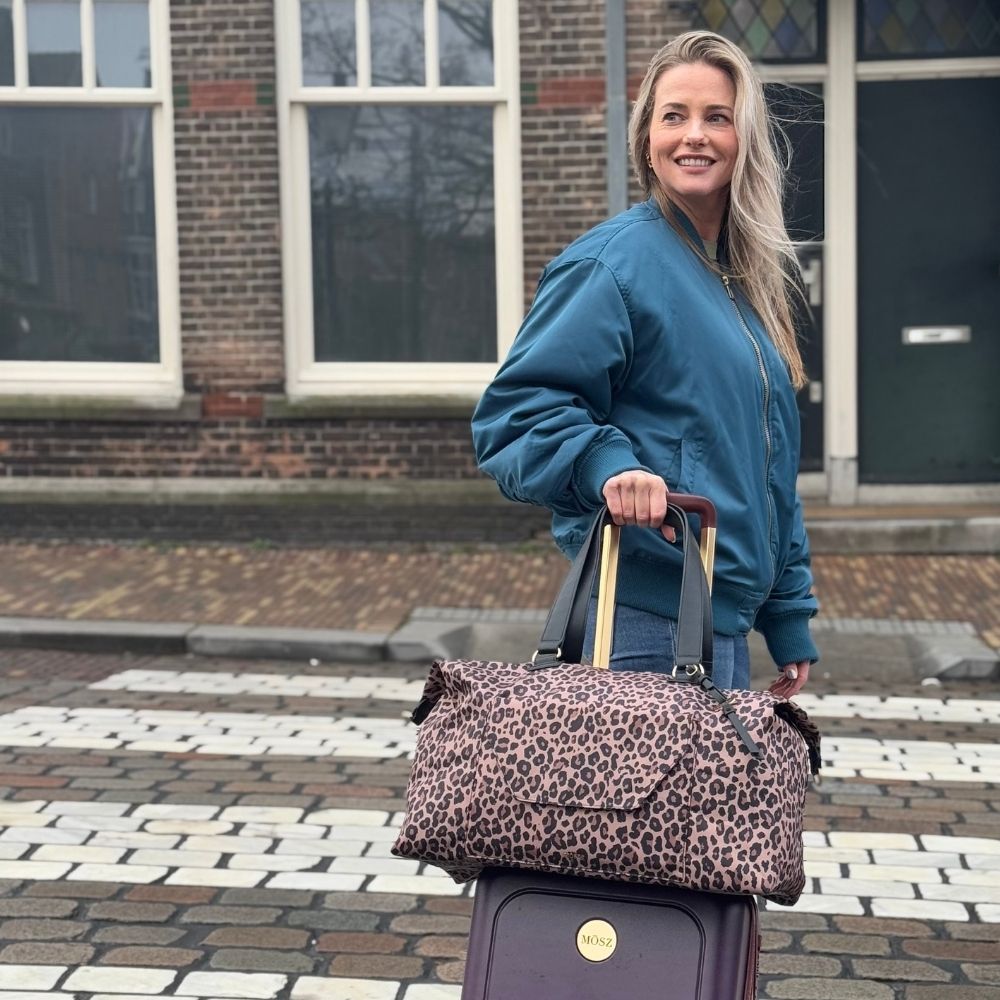 Weekendtas panterprint op koffer