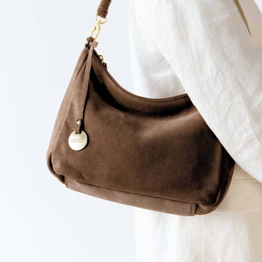 Suede schoudertas dames bruin op model