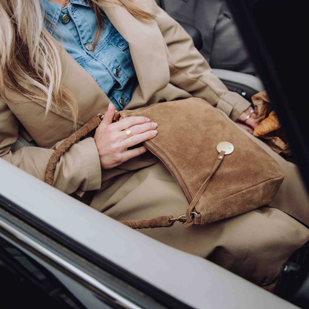 Suede schoudertas dames taupe op model