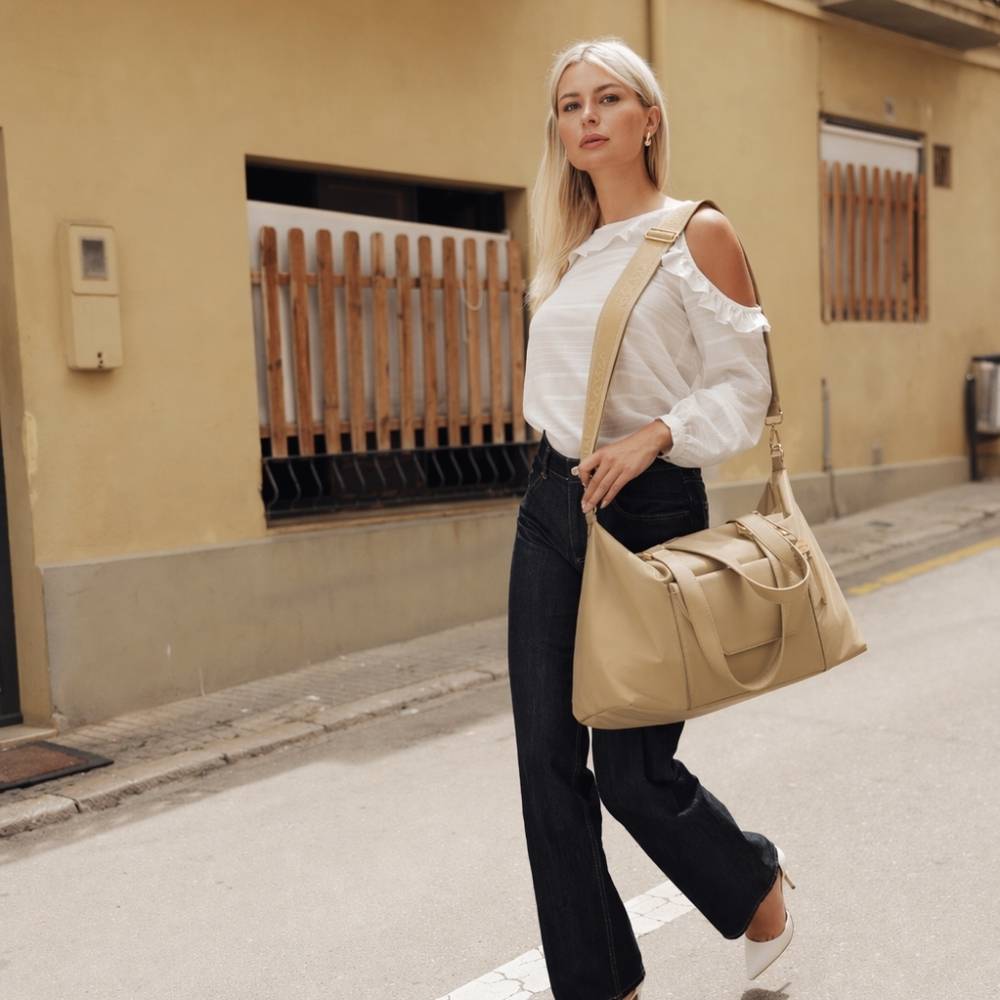 weekendtas beige op model