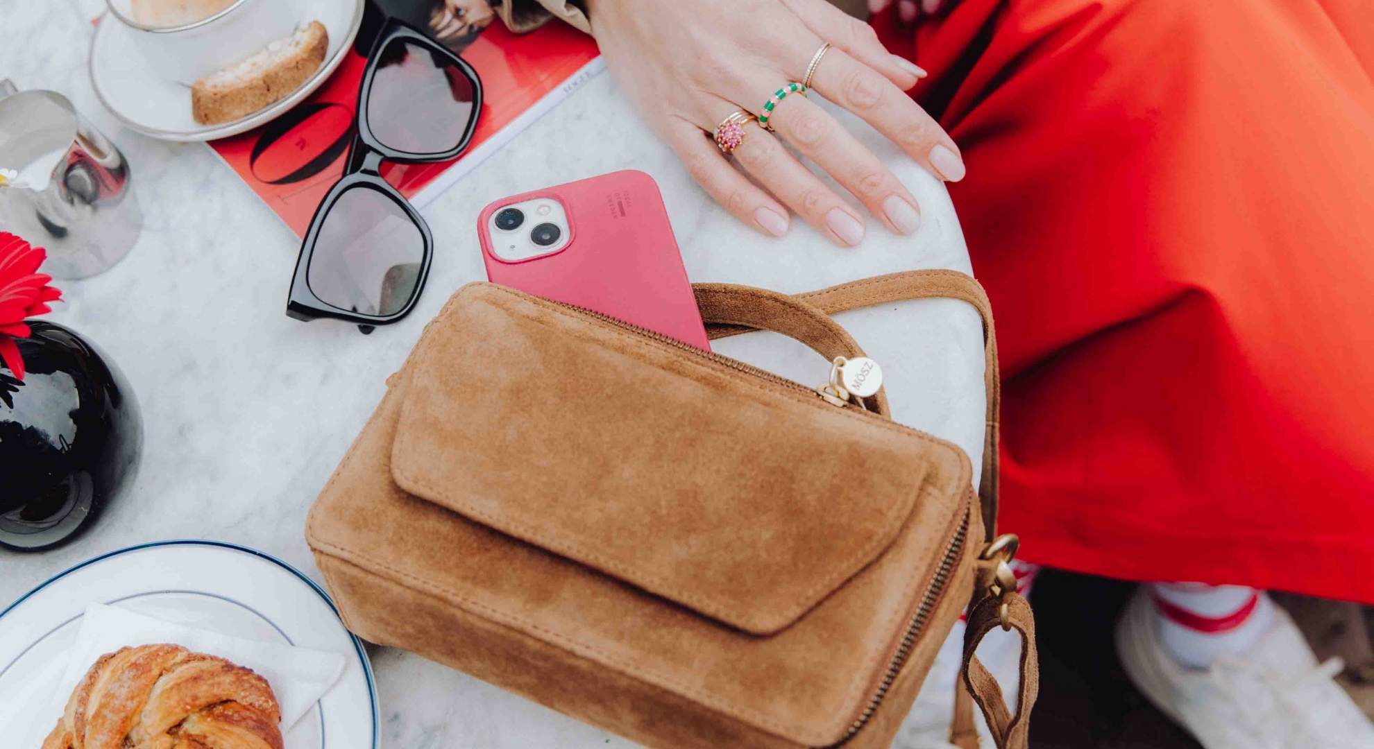 tassen voor dames in suede in kleur cognac op het terras