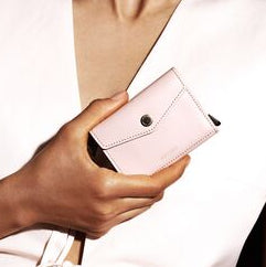 SECRID Envelope wallet ballet roze in hand