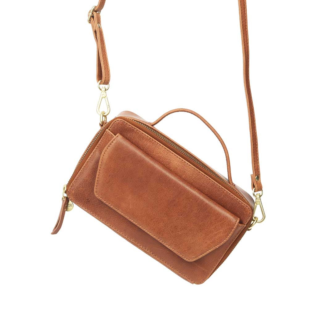 cognac leren schoudertas hangend