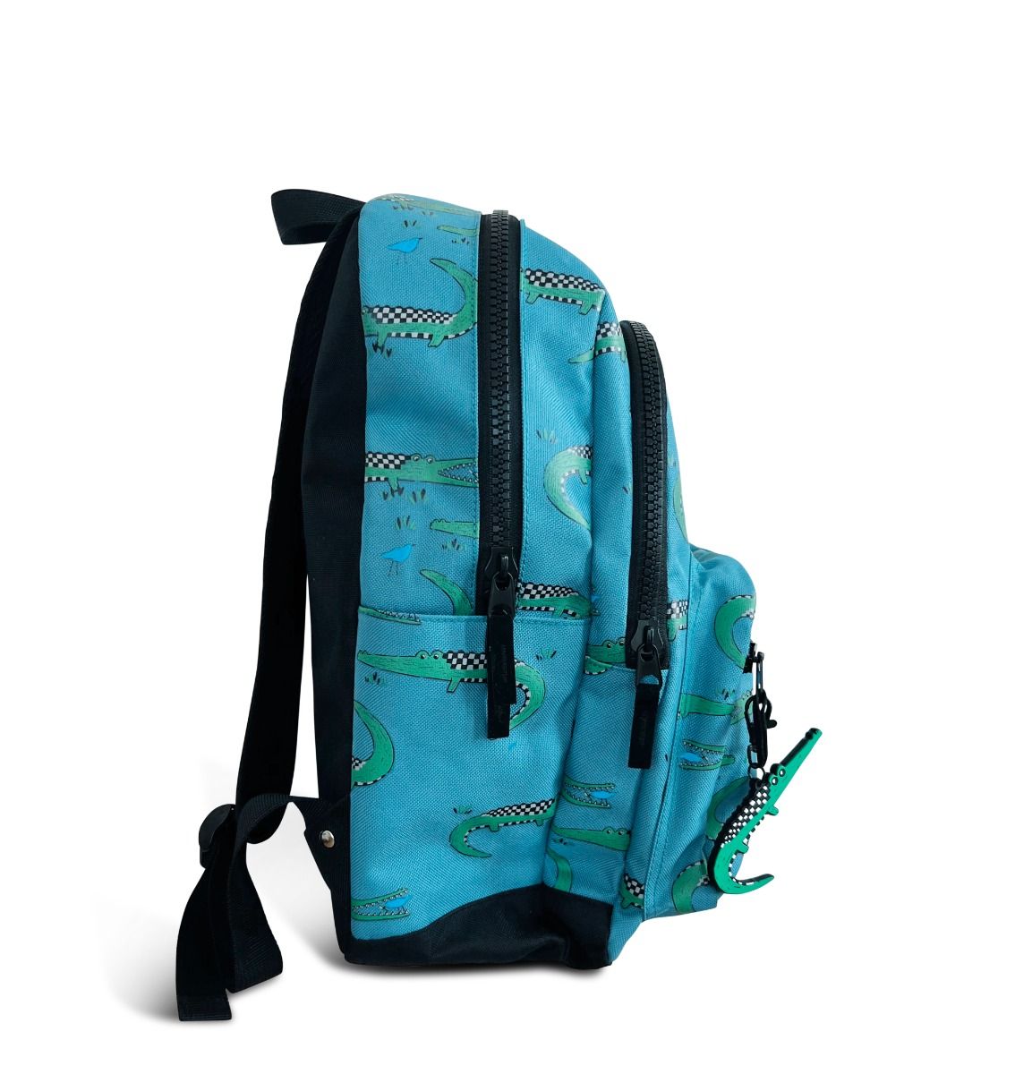 Kinderrugzak met groene krokodillen op blauwe achtergrond en checkerboard print, inclusief grappige krokodillendetails en duurzaam materiaal zijkant