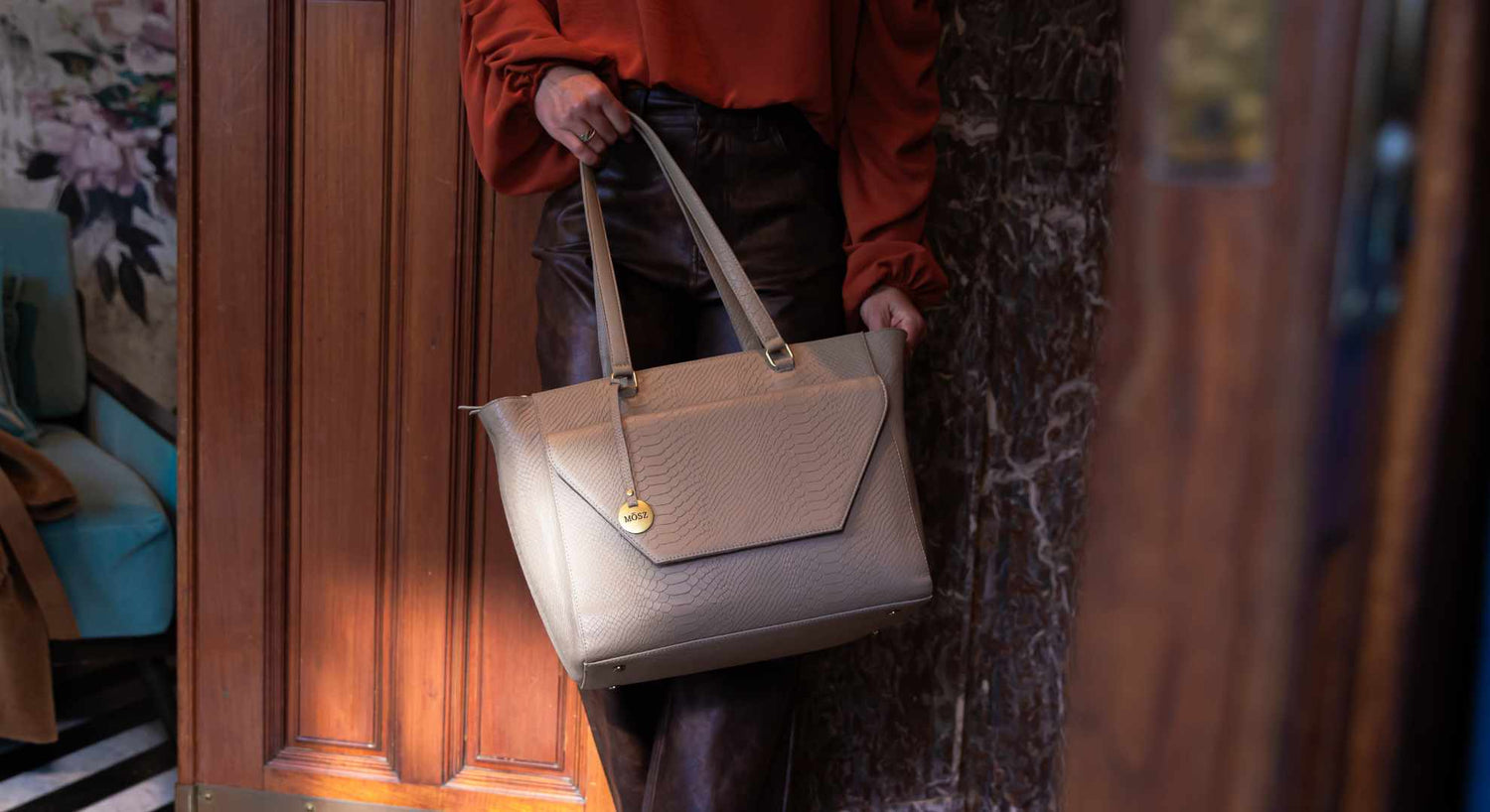 taupe laptoptas in leer voor vrouwen