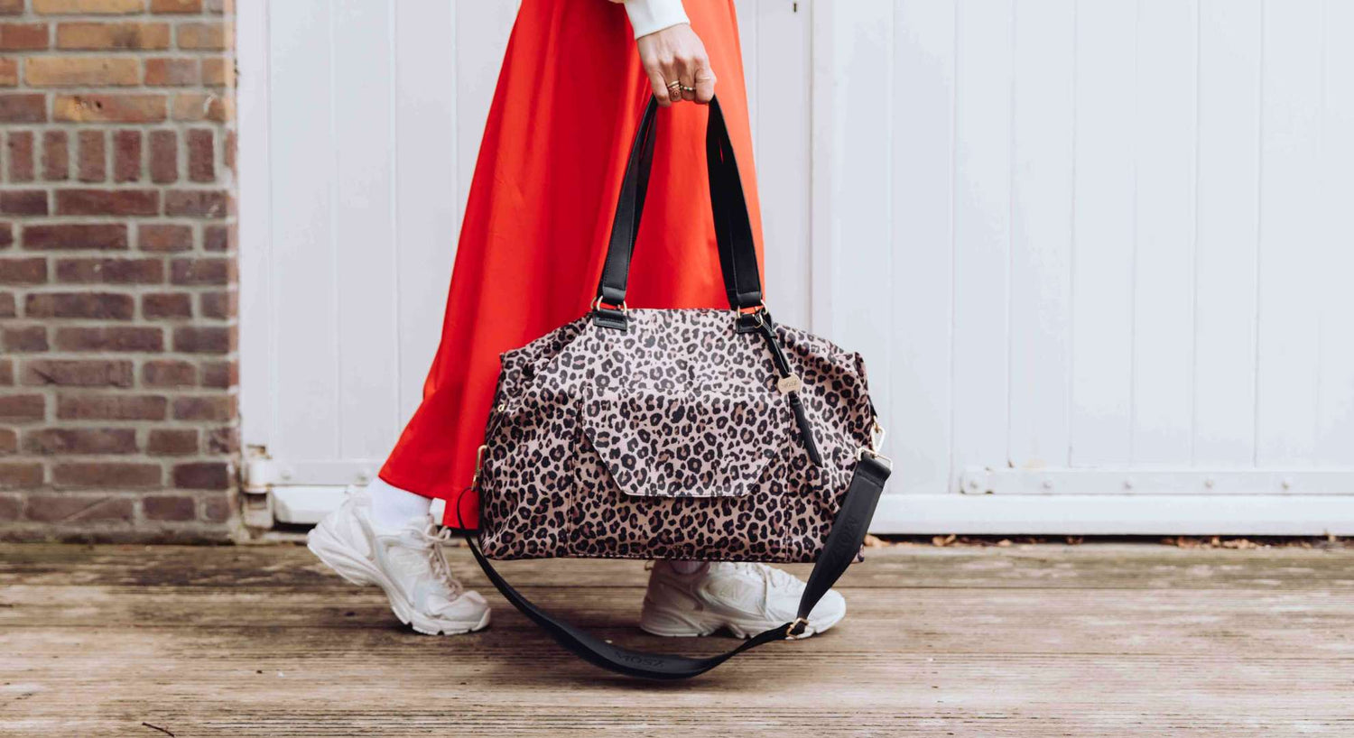 Vrouw onderhoudt stijlvolle leren, suède, nylon en polyester tassen met zorg – handige tips voor langdurig gebruik.