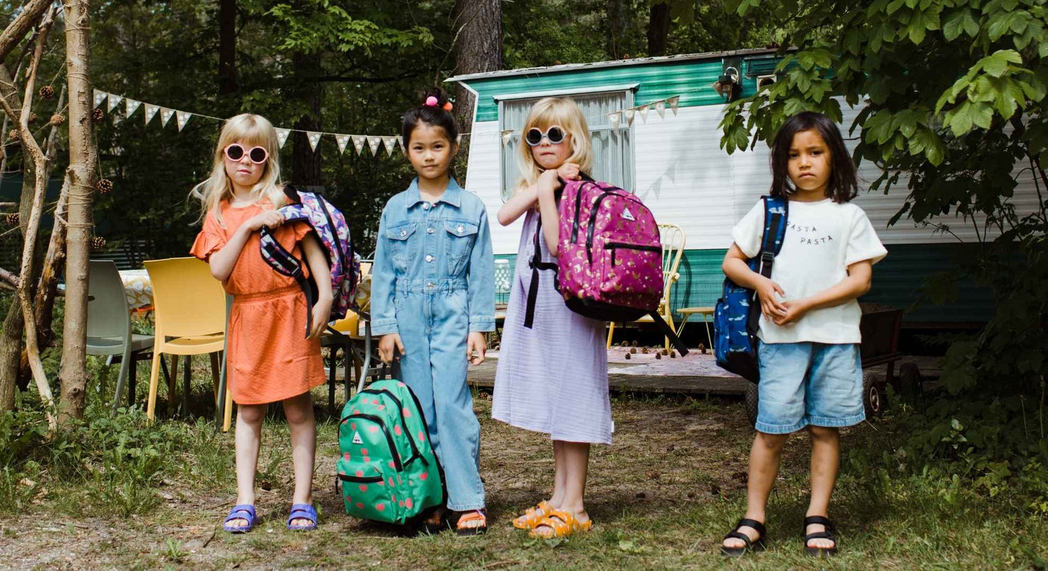 kinderen met een rugzak op de camping