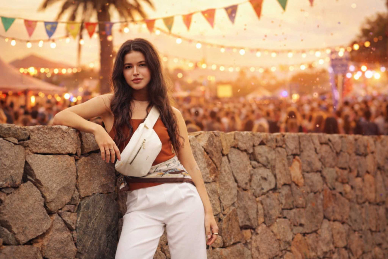 witte bumbag op een festival