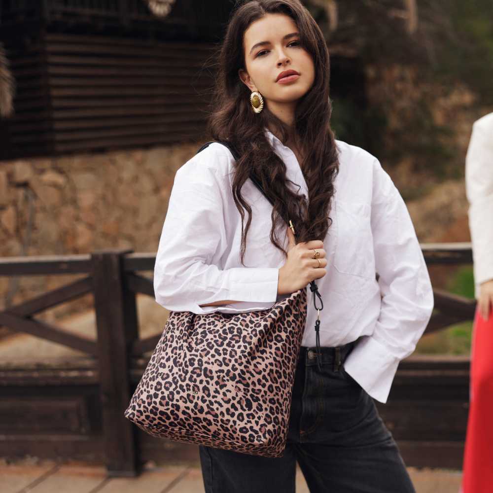 Hobo-Schultertasche aus Nylon für Damen – Leopardenmuster – MŌSZ Kelly
