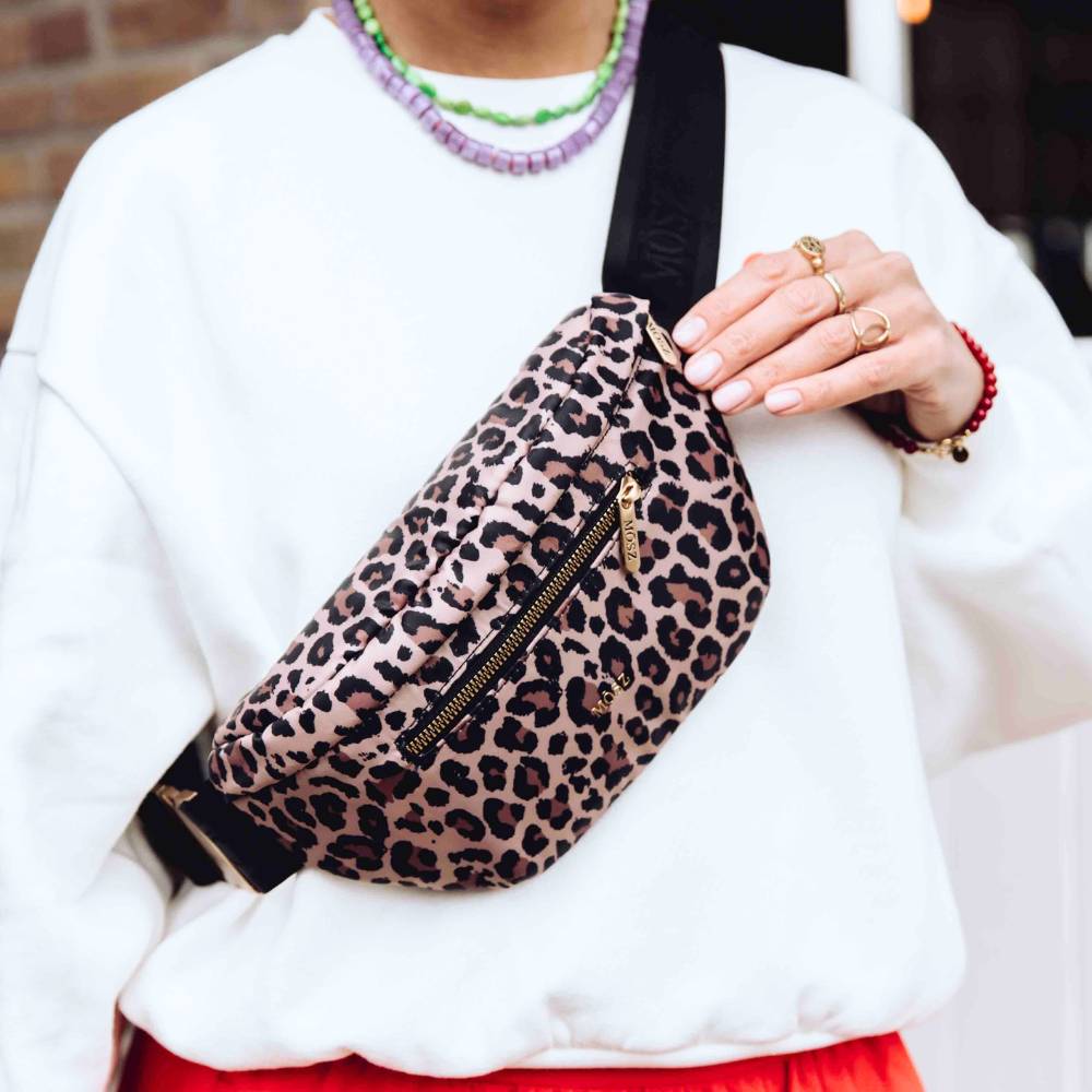 Crossbody Heuptas pantenprint op model