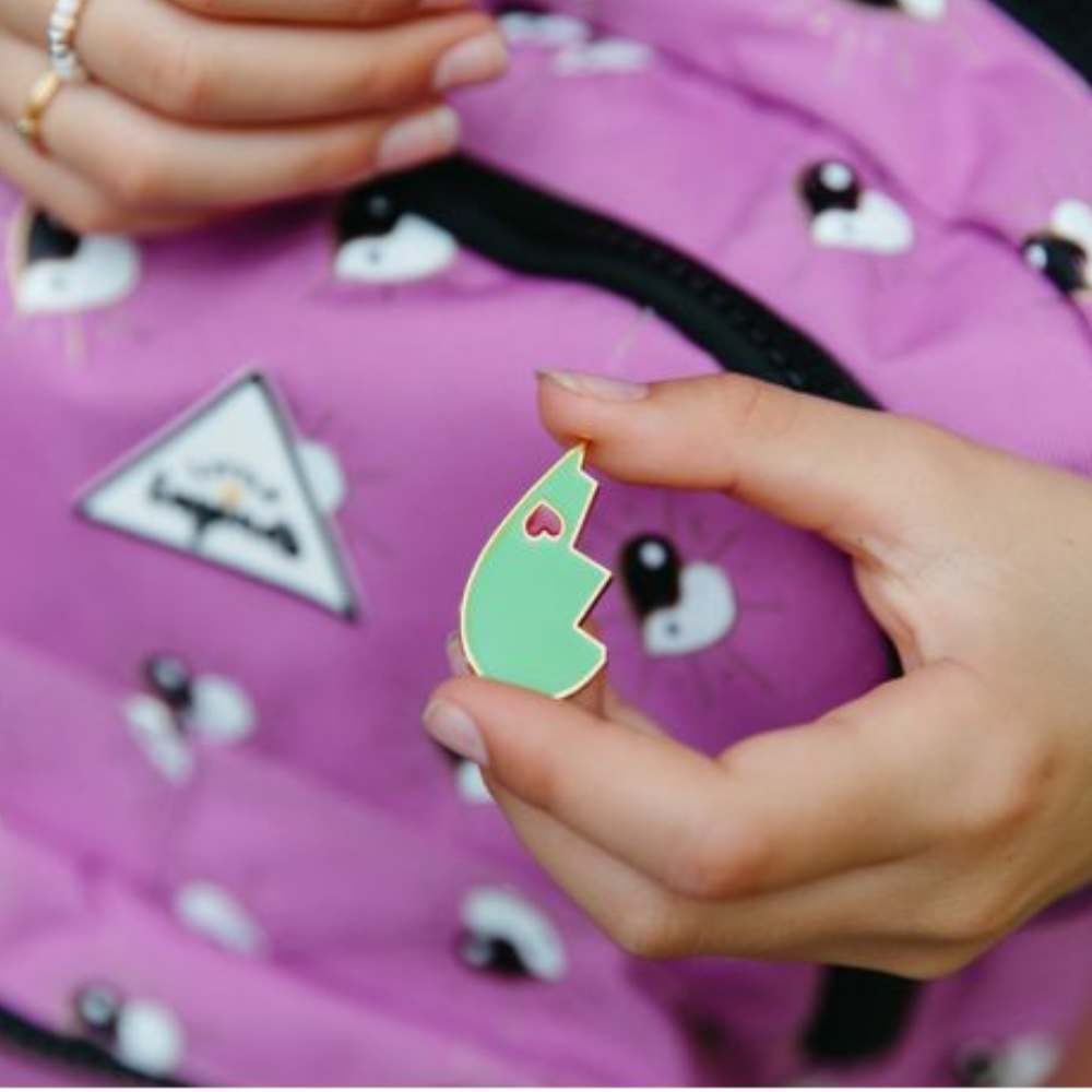 Paarse kinderrugzak met yin-yang hartjesprint en deelbare hartvormige broche detail