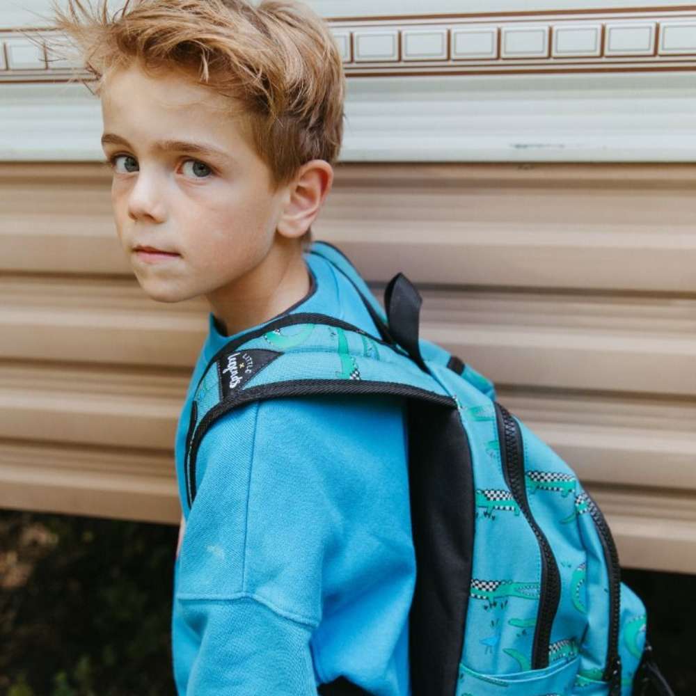 Kinderrugzak met groene krokodillen op blauwe achtergrond en checkerboard print, inclusief grappige krokodillendetails en duurzaam materiaal model