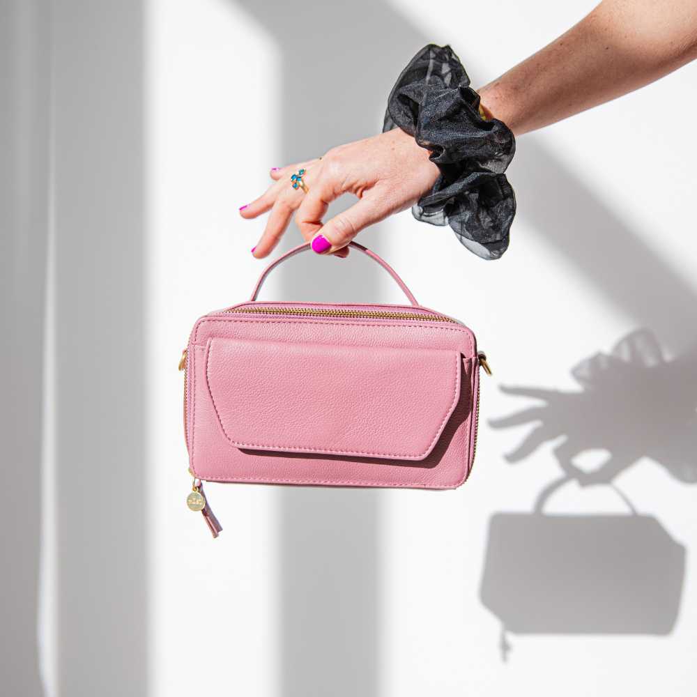 crossbody tas roze op model