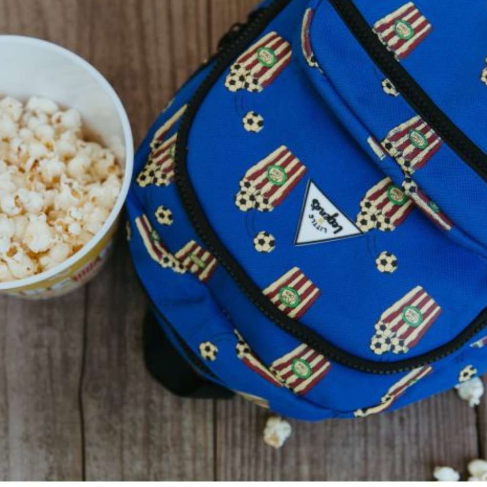 Kinderrugzak in felblauw met popcorn- en voetbalprint van Little Legends, geschikt voor kinderen van 5 t/m 12 jaar detail