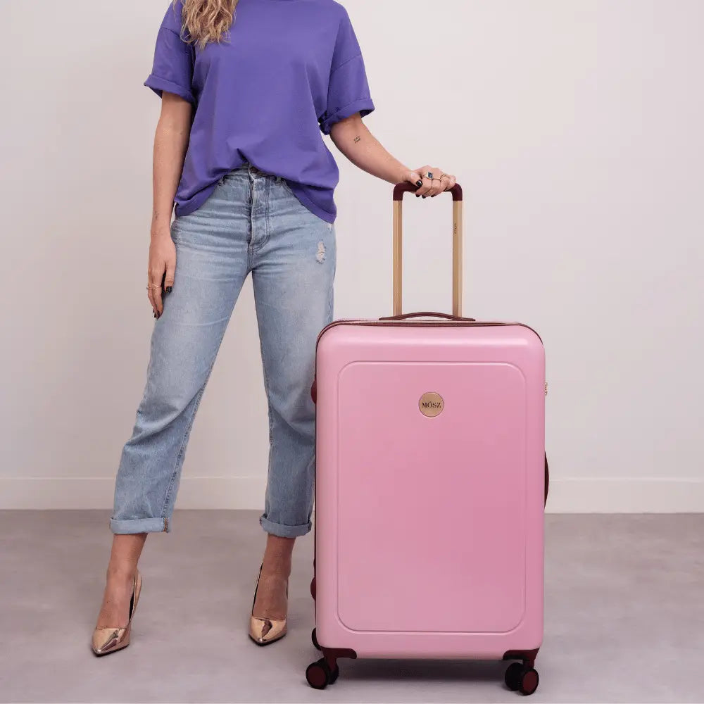 grote roze koffer 76 cm op model