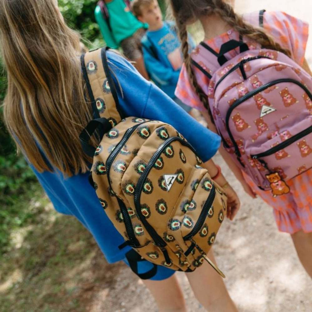 Camelkleurige kinderrugzak met baboon print, knaloranje snoet, koptelefoon en grove zwarte ritsen  sfeer
