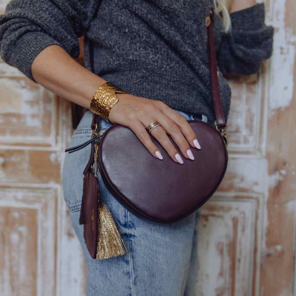  leren hartvormige tas in burgundy op model