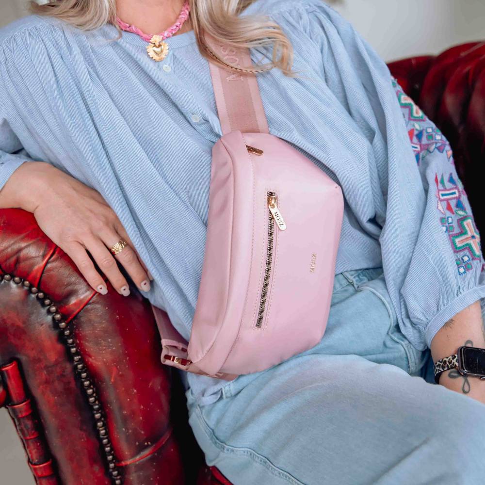 Roze Crossbody Heuptas op model