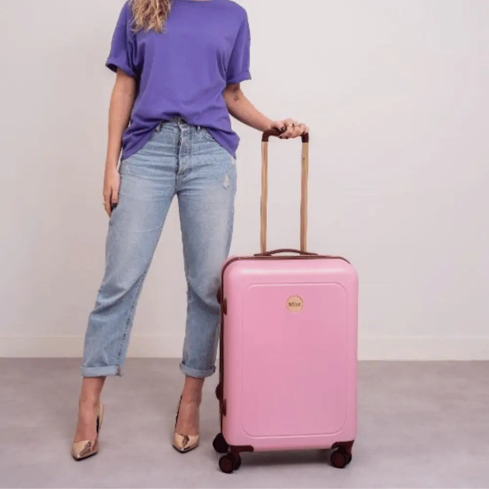 grote roze koffer 66 cm op model