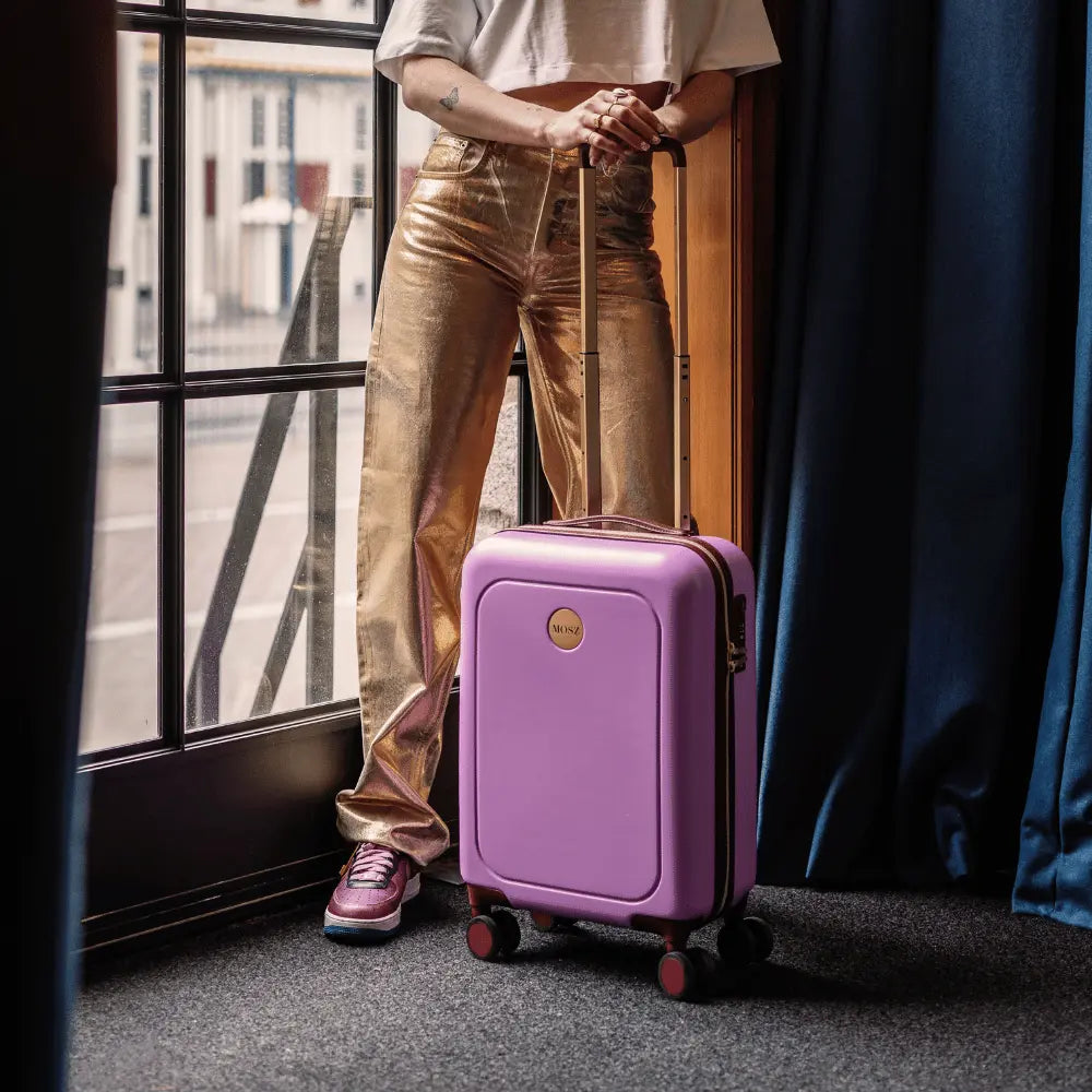 handbagage koffer dames lila op model