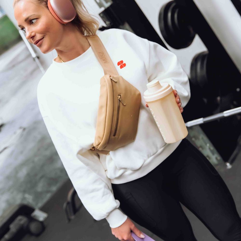 Crossbody Heuptas beige op model