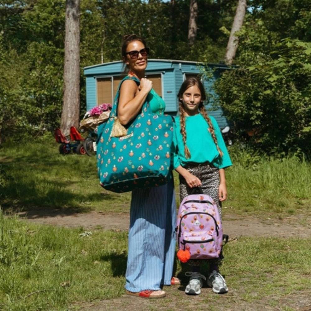 Little Legends strandtas in hartjesprint gebruikt tijdens familiedag – praktisch en stijlvol
