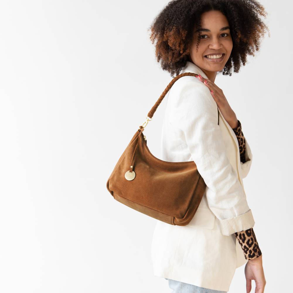schoudertas dames suede cognac op model