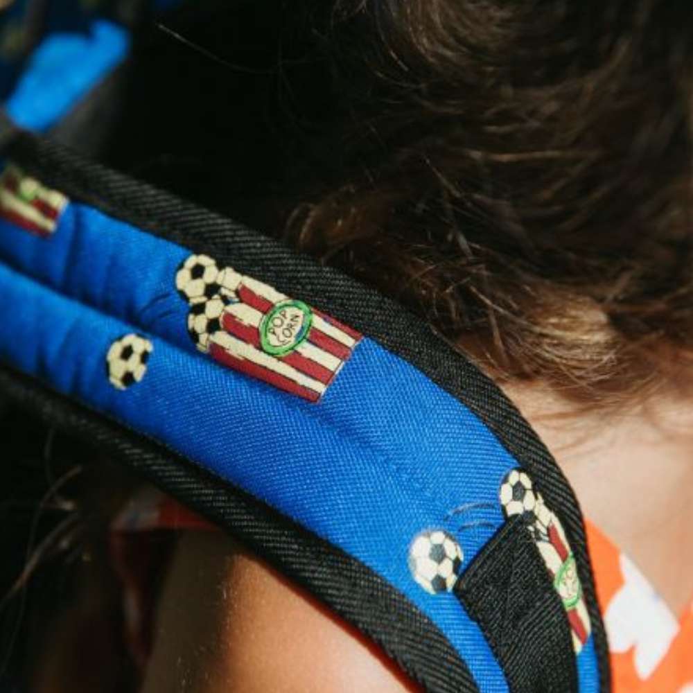 Kinderrugzak in felblauw met popcorn- en voetbalprint van Little Legends, geschikt voor kinderen van 5 t/m 12 jaar detail