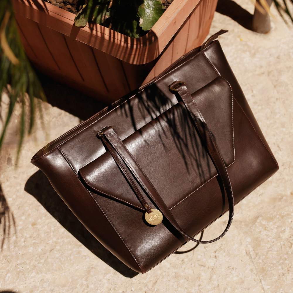 Leren laptoptas dames 15.6 inch donkerbruin in de zon