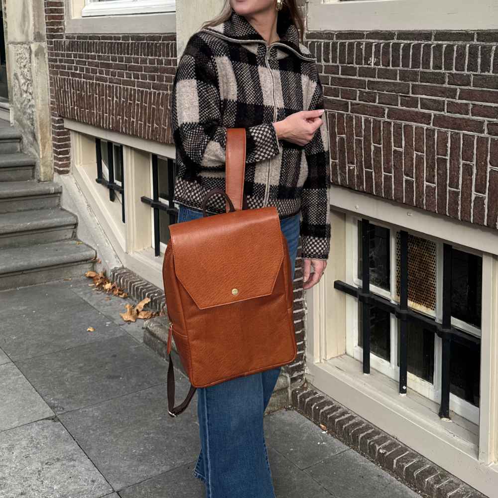 leren laptop rugzak 15 inch cognac in de hand