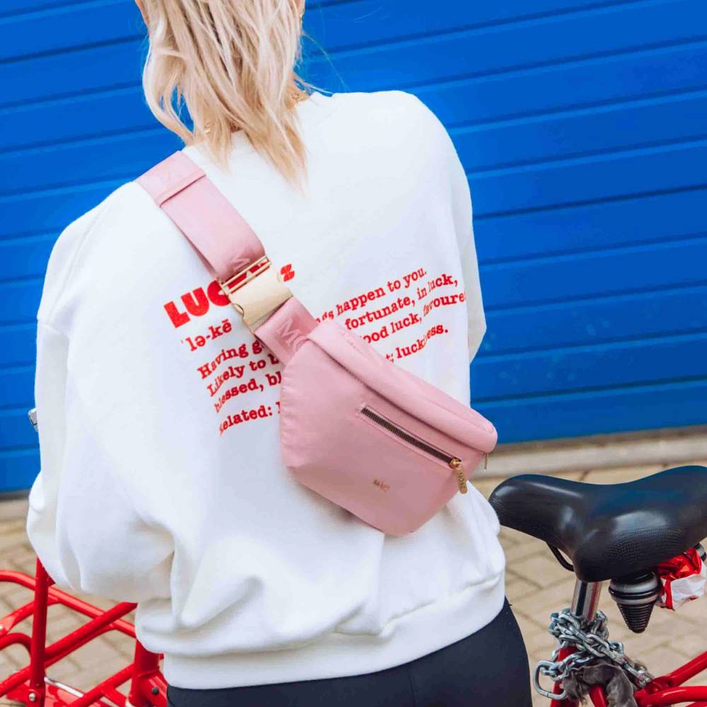 Roze Crossbody Heuptas op model achterzijde